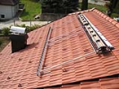 ...krov tijekom montaže vakuumskih solarnih kolektora...